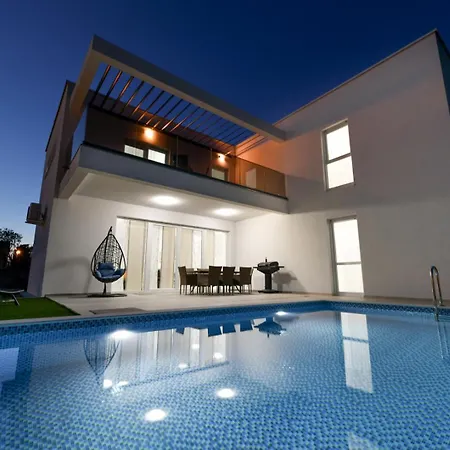 Modern Sunrise - 4 Bedrooms & Pool Vir