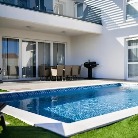 Modern Sunrise - 4 Bedrooms & Pool Vir