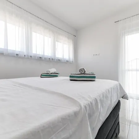 Modern Sunrise - 4 Bedrooms & Pool * Vir