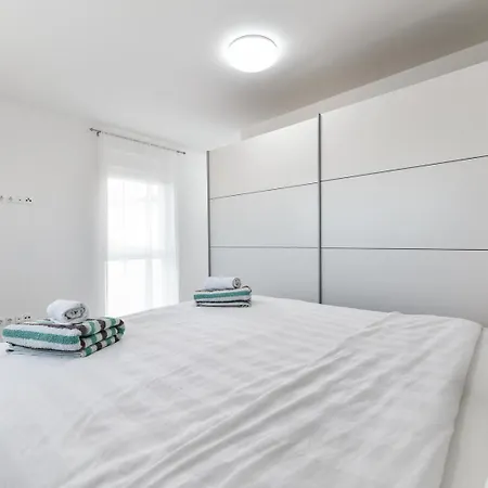 Modern Sunrise - 4 Bedrooms & Pool Βίλα *