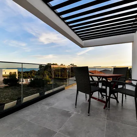 Modern Sunrise - 4 Bedrooms & Pool Βίλα *