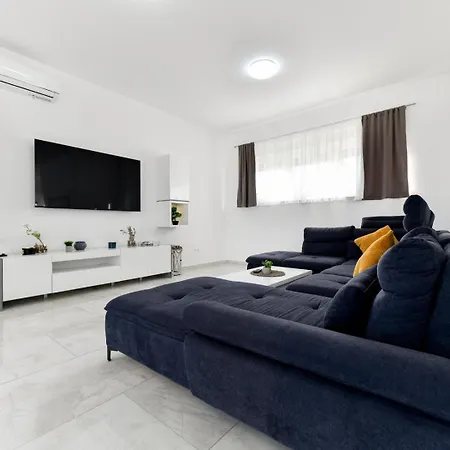 Modern Sunrise - 4 Bedrooms & Pool *