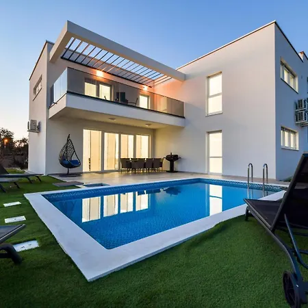 Modern Sunrise - 4 Bedrooms & Pool Vir