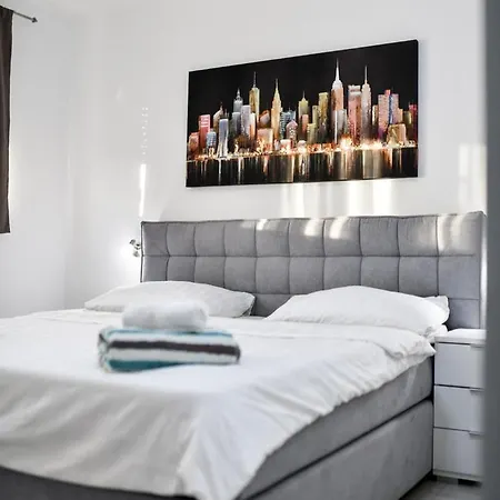 Modern Sunrise - 4 Bedrooms & Pool Βίλα
