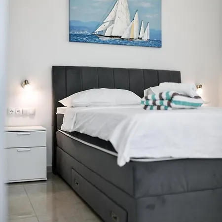 Modern Sunrise - 4 Bedrooms & Pool Βίλα *