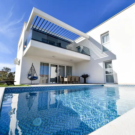 Modern Sunrise - 4 Bedrooms & Pool Βίλα Vir