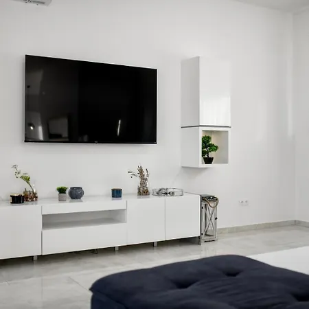 Modern Sunrise - 4 Bedrooms & Pool Vir