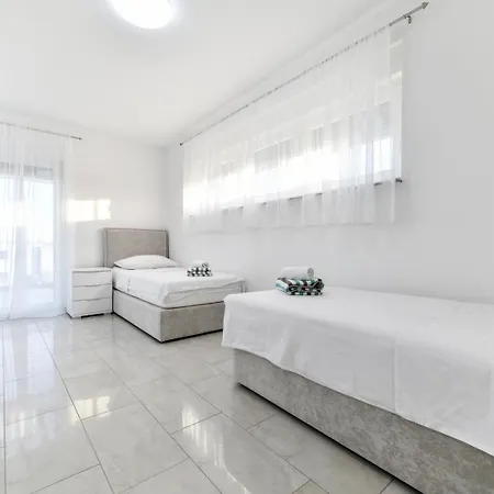 Modern Sunrise - 4 Bedrooms & Pool Βίλα