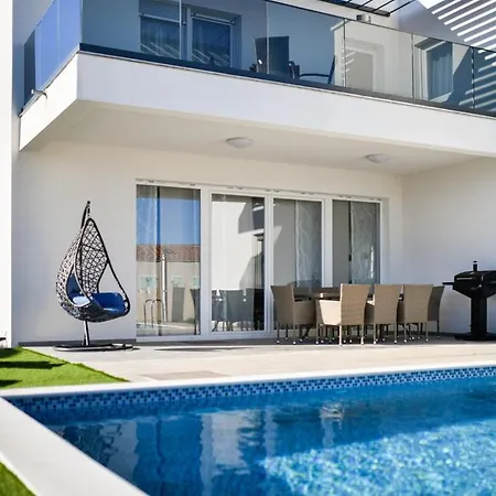 Modern Sunrise - 4 Bedrooms & Pool Βίλα *