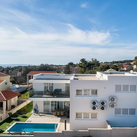 Modern Sunrise - 4 Bedrooms & Pool *