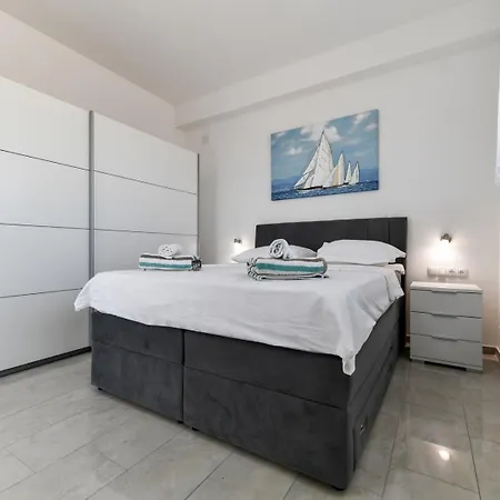 Modern Sunrise - 4 Bedrooms & Pool Vir