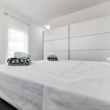 Modern Sunrise - 4 Bedrooms & Pool *