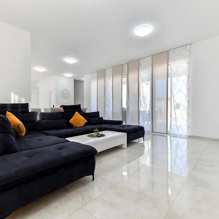 Modern Sunrise - 4 Bedrooms & Pool *