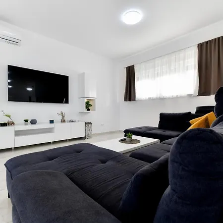 Modern Sunrise - 4 Bedrooms & Pool Vir