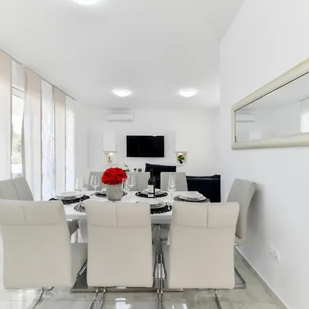 Modern Sunrise - 4 Bedrooms & Pool * Vir