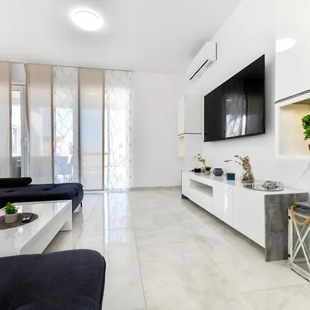 Modern Sunrise - 4 Bedrooms & Pool