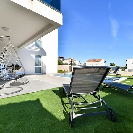 Modern Sunrise - 4 Bedrooms & Pool Βίλα *