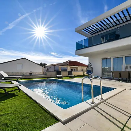 Modern Sunrise - 4 Bedrooms & Pool Βίλα Vir