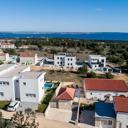 Βίλα Modern Sunrise - 4 Bedrooms & Pool Vir