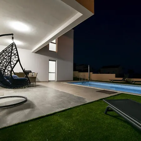 Modern Sunrise - 4 Bedrooms & Pool Villa *