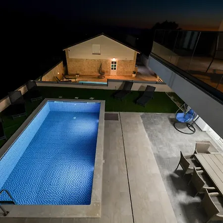 Modern Sunrise - 4 Bedrooms & Pool * Vir