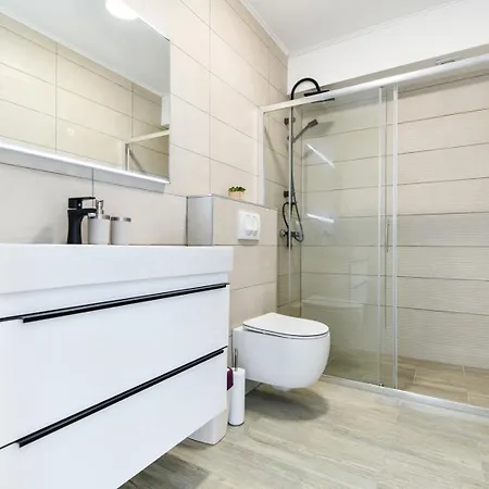 Modern Sunrise - 4 Bedrooms & Pool Vir