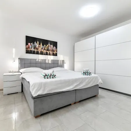 Villa Modern Sunrise - 4 Bedrooms & Pool Vir