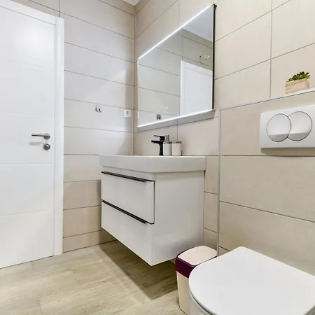 Modern Sunrise - 4 Bedrooms & Pool Vir